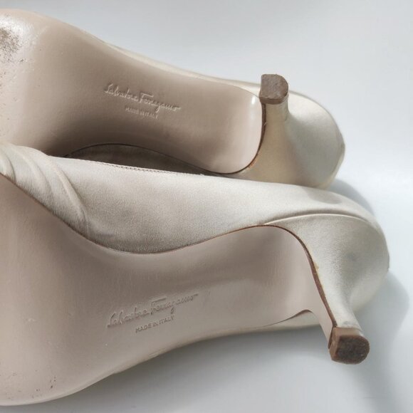 Elegant Salvatore Ferragamo Satin Heel - Picture 4 of 8